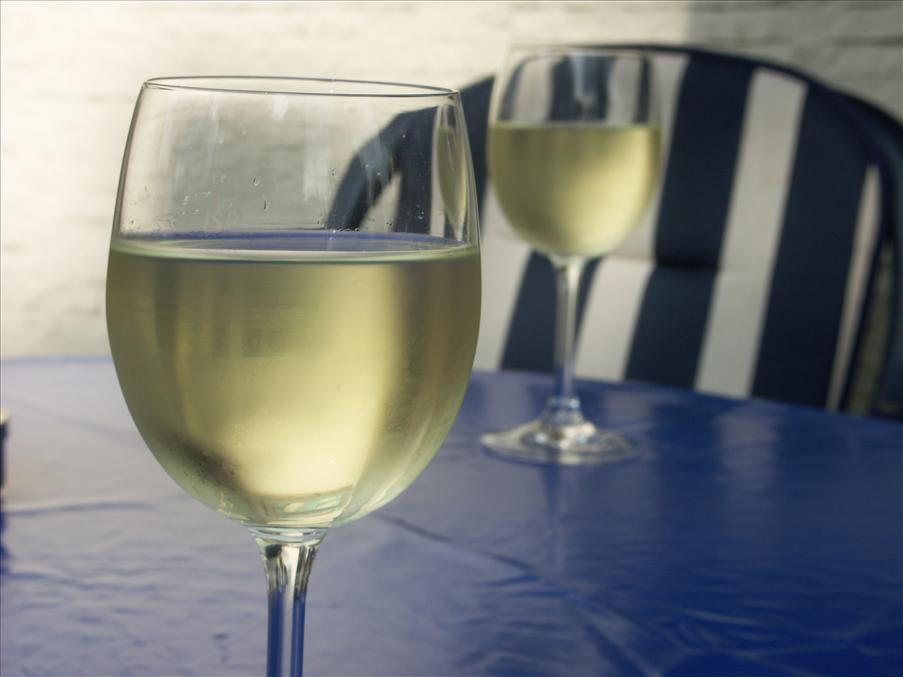 Ett glas vitt smakar bra efter promenaden