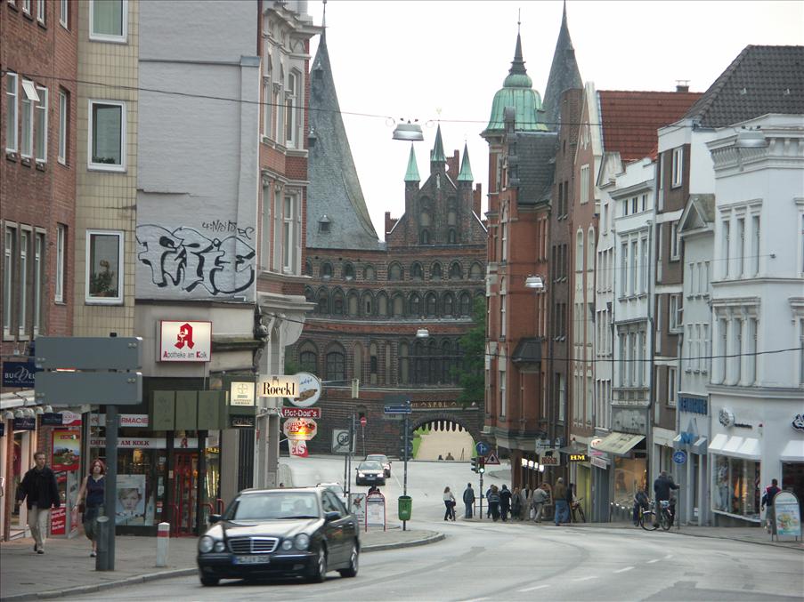 P� v�g hem syns stadsporten f�n insidan