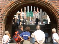 Genom stadsporten ser man centrum