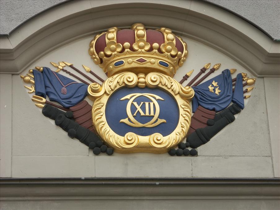 ...med svenskt kungavapen