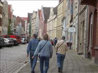 En f�rsta promenad i Wismar. Vi letar efter l�mpligt hotell.