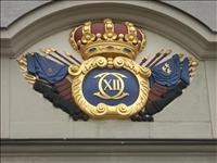 ...med svenskt kungavapen