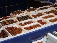 P� b�tar i hamnen s�ljs r�kta fiskvaror