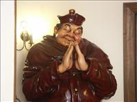...men det var fullt (munken st�r i receptionen), s� vi fick rum p�...