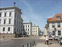 Monumental stil p� husen n�rmast slottet