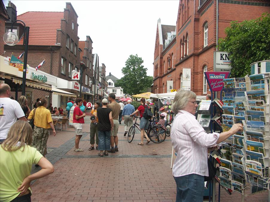 G�gatan i Eckernf�rde. Margareta k�per vykort - �r vi eller de hemma f�rst?