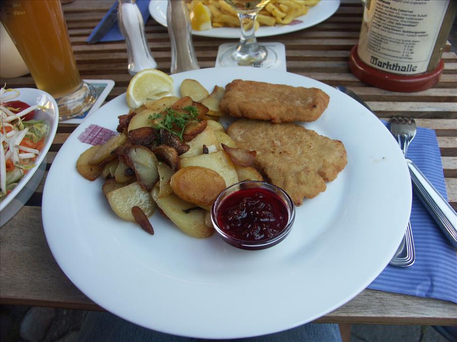 ...och �t v�r f�rsta schnitzel p� resan