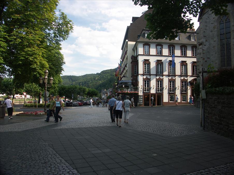 P� promenad l�ngs Mosel i Cochem