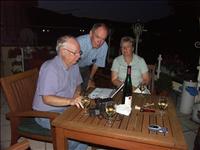 Vi fixar morgondagens waypoints (med lite vin)