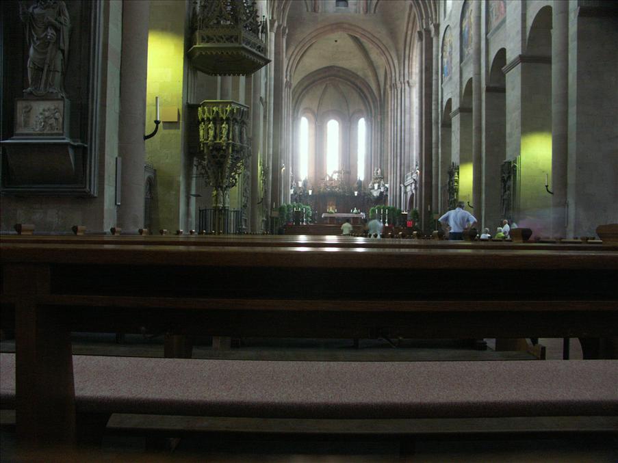 Kyrkan k�ndes ganska gr� och m�rk