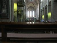 Kyrkan k�ndes ganska gr� och m�rk