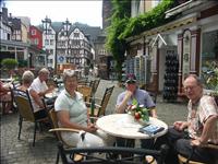 I v�ntan p� v�r lunch. Det blev dock f�r varmt s� vi gick in.
