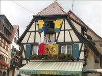Tour de France hade gjort tydliga avtryck. P� m�nga st�llen h�ngde cyklar.