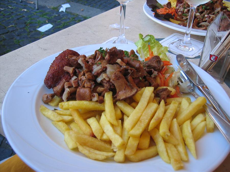 En variant med l�k, speck och kantareller