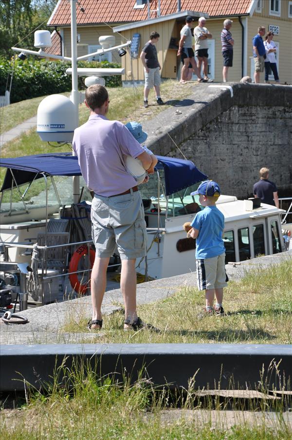 Familjen Skoglunds killar kontrollerar att allt g�r r�tt till