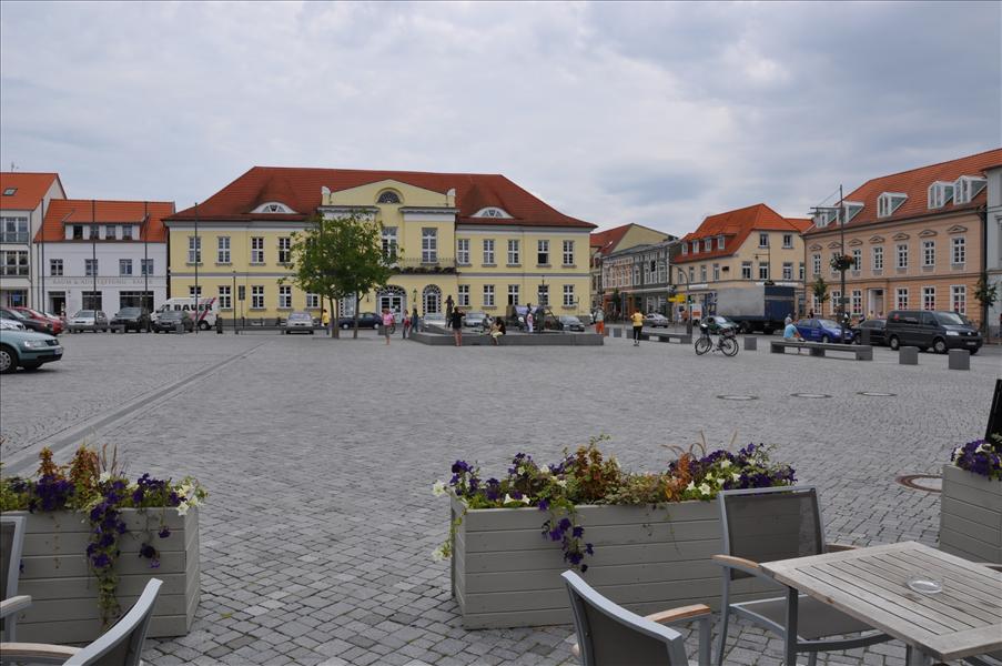 Torget i Ribnitz-Damgarten d�r vi stannade och �t lunch