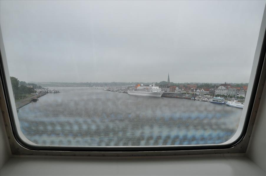Vi hade en hytt med f�nster mot f�ren (fram�t). H�r anl�nder vi till Travem�nde.