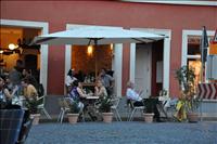 Det finns flera matst�llen runt torget