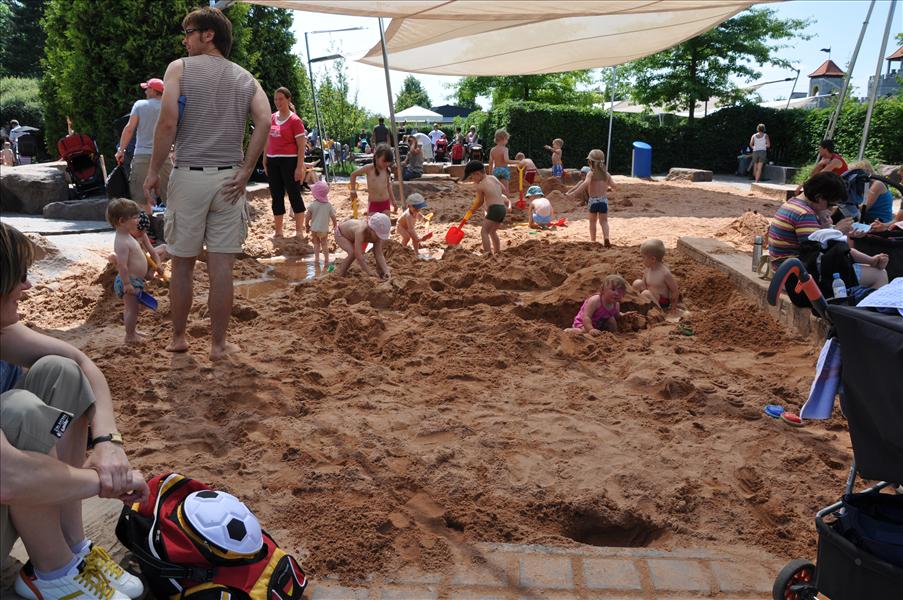 H�r kan man leka med sand och vatten