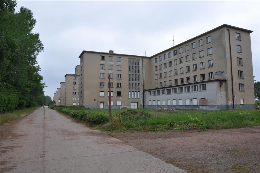 Nu �r vi p� R�gen och p� v�gen till v�r �vernattning tittar vi p� kolossen i Prora - �ver 2 km l�ng