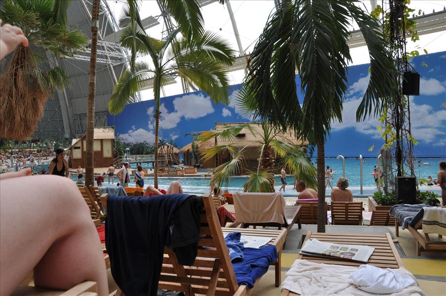 L�ngs ena sidan finns en stor bass�ng med en � i