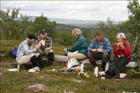 V�lf�rtj�nta mackor och kaffe