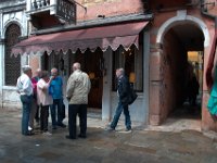 Vi samlas utanför hotellet för att gå till Scuola di san Rocco