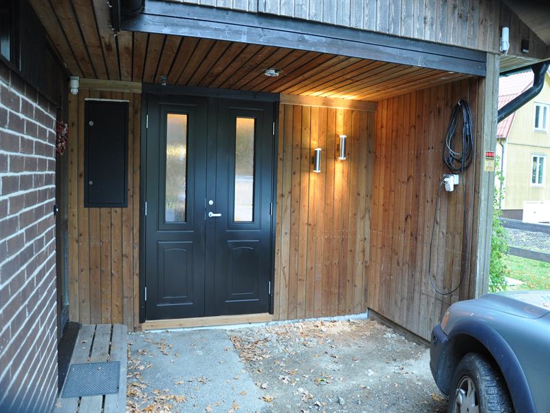 Ny v�gg p� plats med dubbeld�rr mot gatan