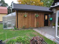 Nygammal f�rr�dsv�gg mot baksidan med ny d�rr