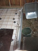 Kortsidan mot v�gen �r f�rberedd f�r garaged�rr med f�rst�rkning vid golvet