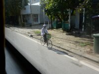 Vi åker mot Hoi An med buss. De flesta har högertrafik, men inte alla.