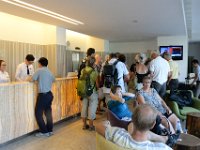 Framme på hotellet i Saigon. Andra svenskar sitter i lobbyn.
